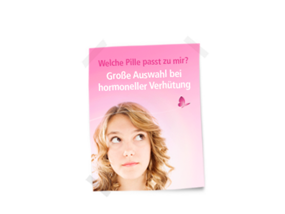 Eine junge Frau schaut nach oben, mit Text auf Deutsch: „Welche Pille passt zu mir? Große Auswahl bei hormoneller Verhütung.“ Der Hintergrund ist rosa mit einer kleinen Schmetterlingsgrafik.